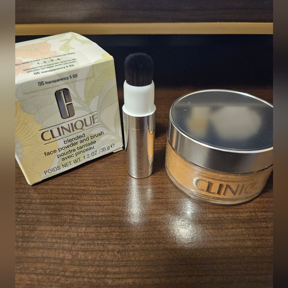 Clinique Blended Face Powder in 05 Transparency